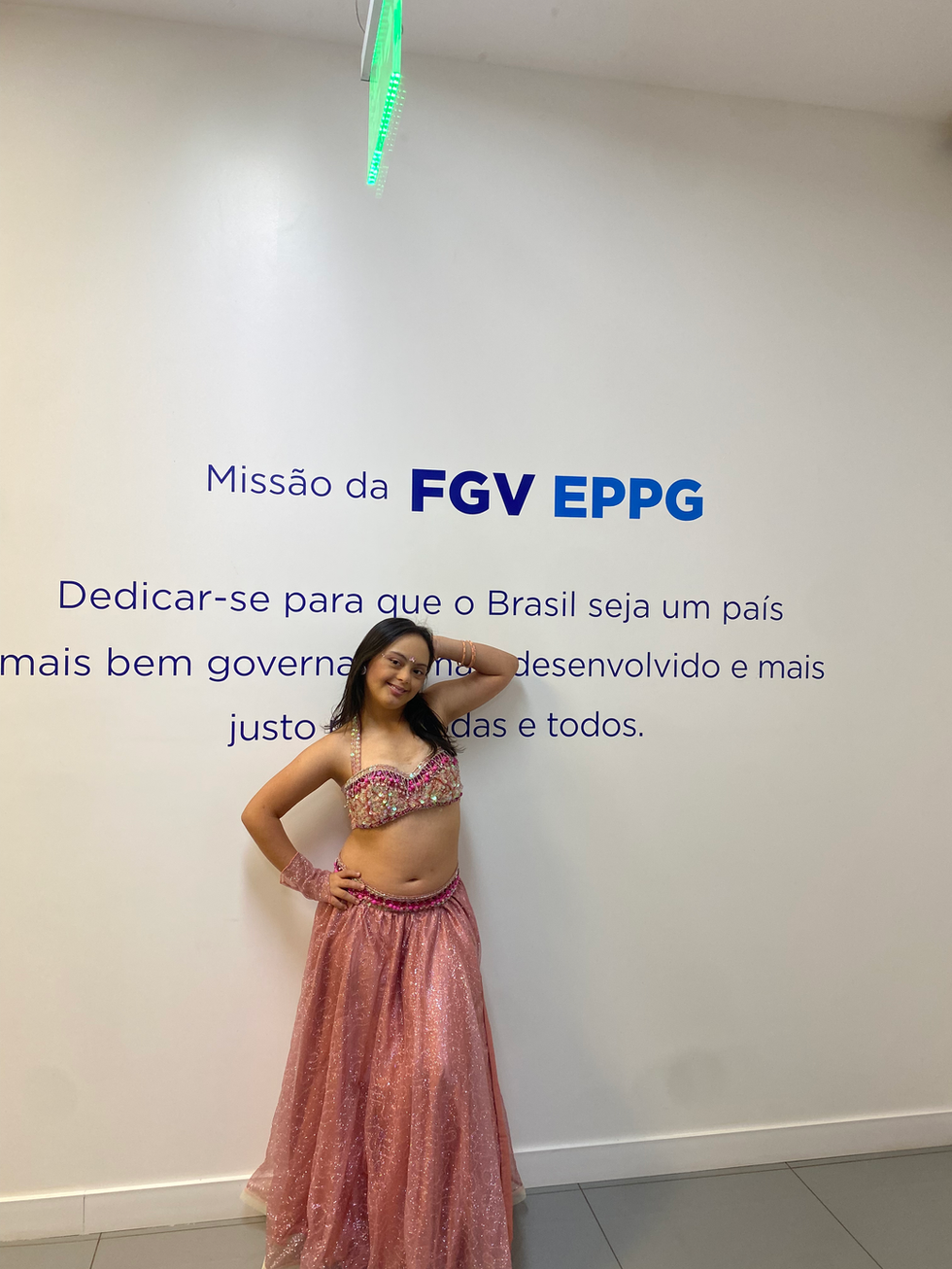 Menina com síndrome de Down posa para foto depois de performance na FGV.