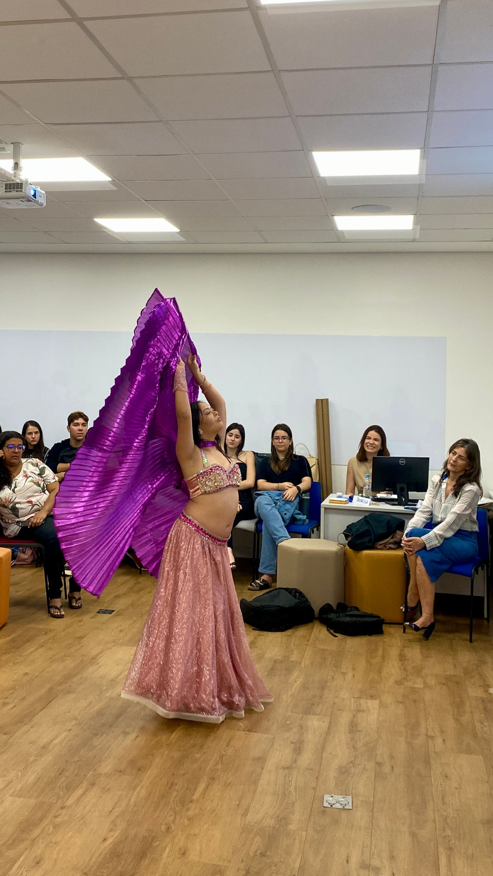 Menina com síndrome de Down apresentando dança na aula de Equipes de Alta Performance na FGV.