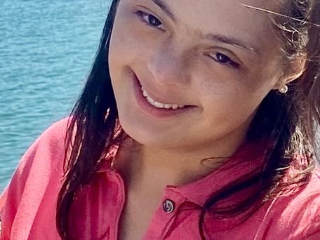 Close de Luana em passeio no Lago.