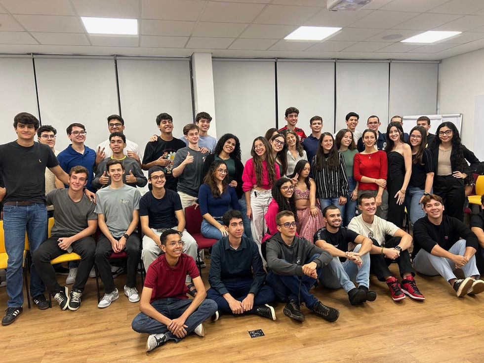 Menina com síndrome de Down posa para foto com a turma depois de performance na FGV.
