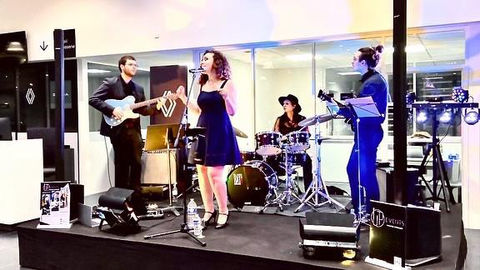 Up Quintet se compose d’une chanteuse, d’un guitariste, d’une bassiste, d’une batteuse et d’un saxophoniste. Cette formation est la plus adaptée pour enflammer les pistes de danses, un véritable orchestre pour une prestation haut de gamme.