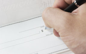 联邦法院昨日发布临时禁令：移民局涨价新规暂缓执行