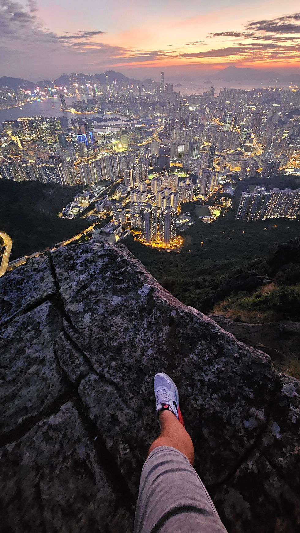 Widok prosto z Klifu Samobójców w Hong Kongu