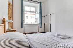 https://www.airbnb.com/rooms/2100073