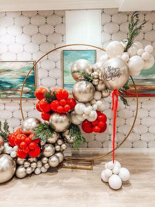 Christmas balloon decor in red and gold balloons.