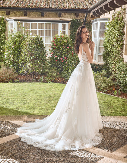 Robe de mariée Rosa d’Alberto Palatchi, coupe A-line sophistiquée, corsage en dentelle brodée, bretelles délicates, dos en V élégant et jupe en tulle léger, disponible chez Noces de Cristal à Nancy.