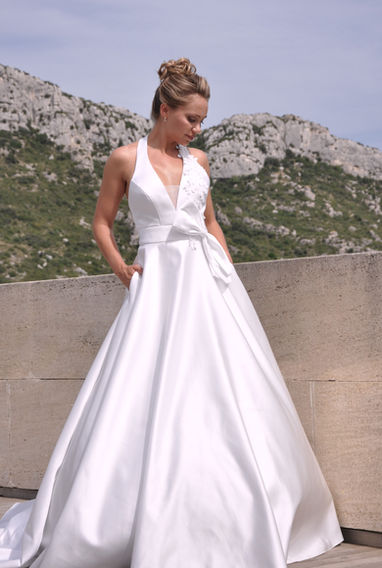 Une robe de mariée moderne à grand volume avec une ceinture terminée par un gros flot niveau de la taille et des poches délicatement dissimulées dans les plis de la robe de mariée.
Robe de mariée en satin duchesse double pour une mariée chic et moderne avec un style épuré.
Apportez lui un touche de fraicheur en ajoutant un voile à bord satiné comme la robe ! / robe de mariée made in France, robe de mariage fabriquée en France, robe de mariée sur mesure