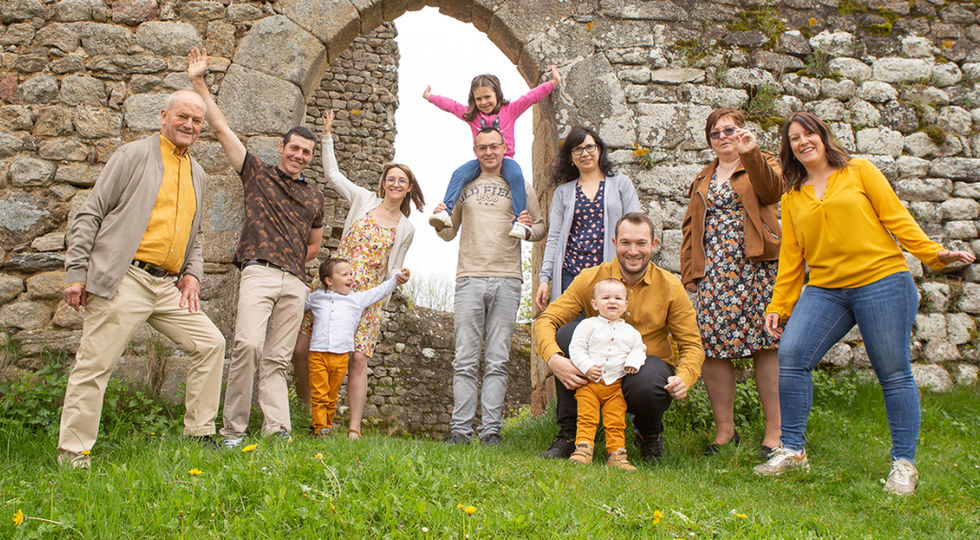 Famille souriante devant arcade pierre, Monts du Lyonnais.