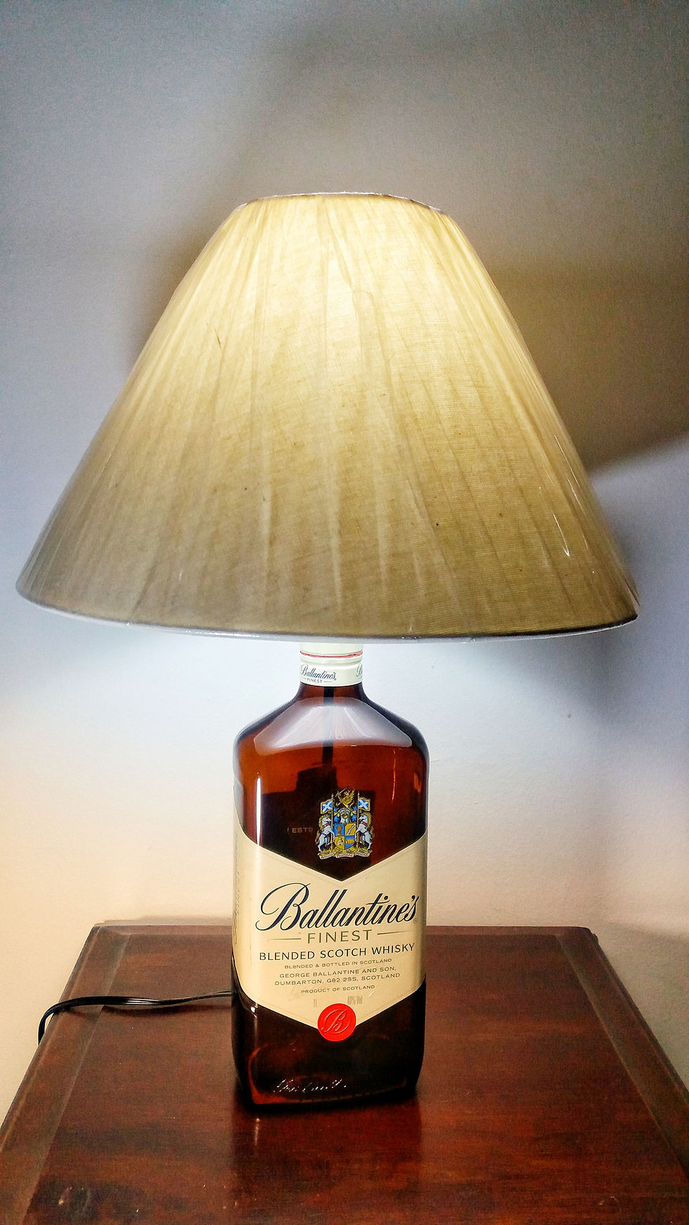 Abajur com garrafa de Whisky Ballantine's