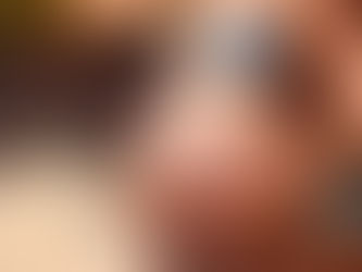 Zwangere vrouw op vakantie aan het strand
