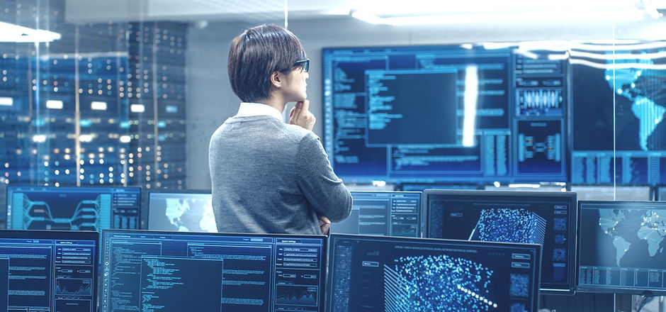 投資分析をして考え込む人