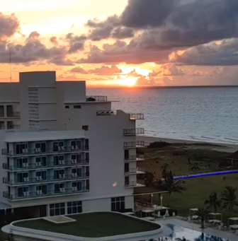 Vidéo 5 de Fayçal - 26 septembre 2021 - Coucher de soleil vu de sa chambre au Melia International