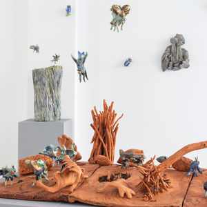 Dévonien est une exposition conçue comme une invasion.
Des formes insectoïdes en céramique colonisent progressivement l’espace d’exposition, investissant murs, sols, plafonds et interstices. L’architecture n’est plus un cadre neutre mais un milieu altéré, transformé, presque digéré.
Le titre renvoie à une période fondatrice de l’histoire de la Terre, moment où la vie quitte l’eau pour s’étendre sur la terre ferme. Cette référence géologique convoque un temps profond, antérieur à toute présence humaine, où le vivant se déploie selon ses propres logiques.
Les insectes ne sont ni symboliques ni narratifs. Ils agissent comme des formes autonomes, proliférantes, indifférentes à notre regard. Le visiteur arrive après l’invasion, contraint d’adapter son corps et sa trajectoire dans un espace déjà occupé.
Par sa matérialité minérale et cuite, la céramique évoque la trace, le fossile, ce qui persiste au-delà du temps humain. Les œuvres semblent à la fois anciennes et en devenir, suspendues entre apparition et disparition.
Dévonien propose une expérience sensible et physique d’un monde décentré, où l’humain n’est plus la mesure, mais un témoin tardif du vivant.