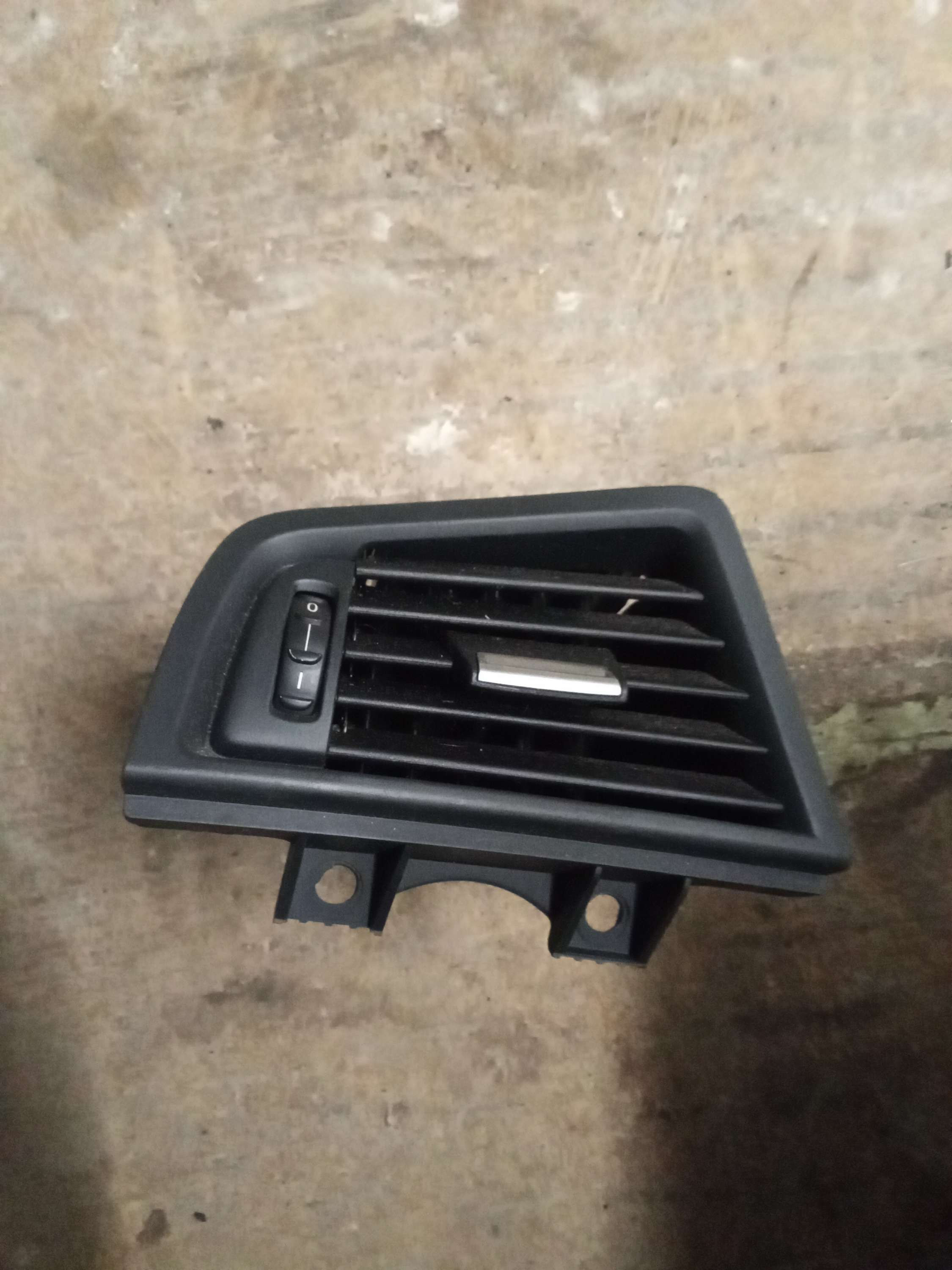 F10 Front Left Drivers Air Vent Center Dash Grille 07613001