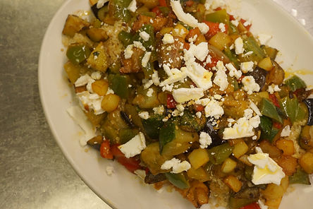Wok de verduras, tofu ahumado y queso de cabra