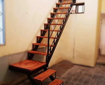 ESCALERA en madera y metal