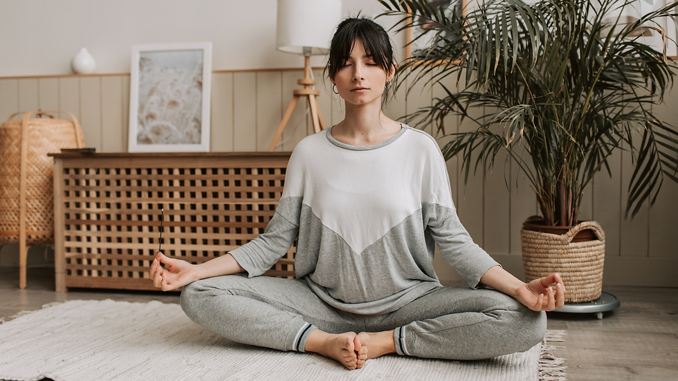 Mujer meditando en el piso