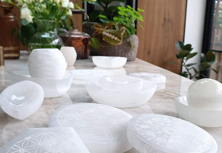 Selenite bowls & charging grids Count of Multi Crystals