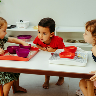 Kinder am Tisch