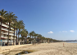 Strand met zicht op Salou