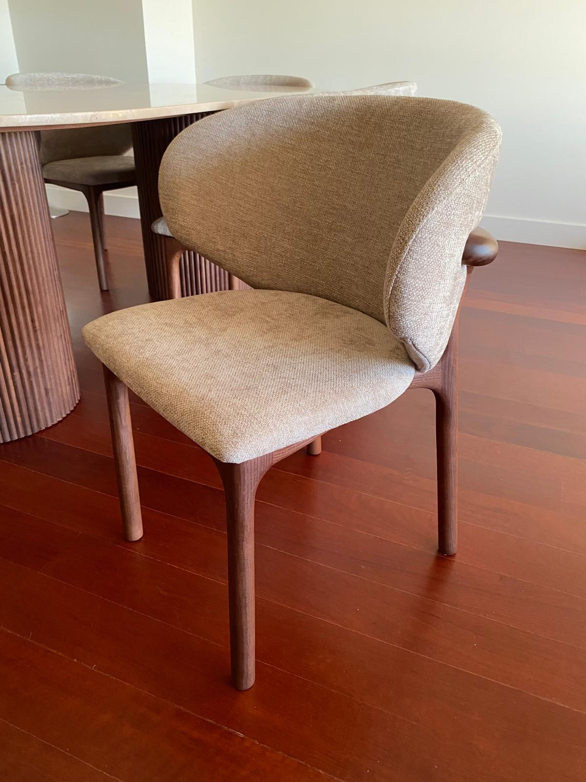 CADEIRA REDONDA COM MADEIRA NA COSTA COR CARVALHO