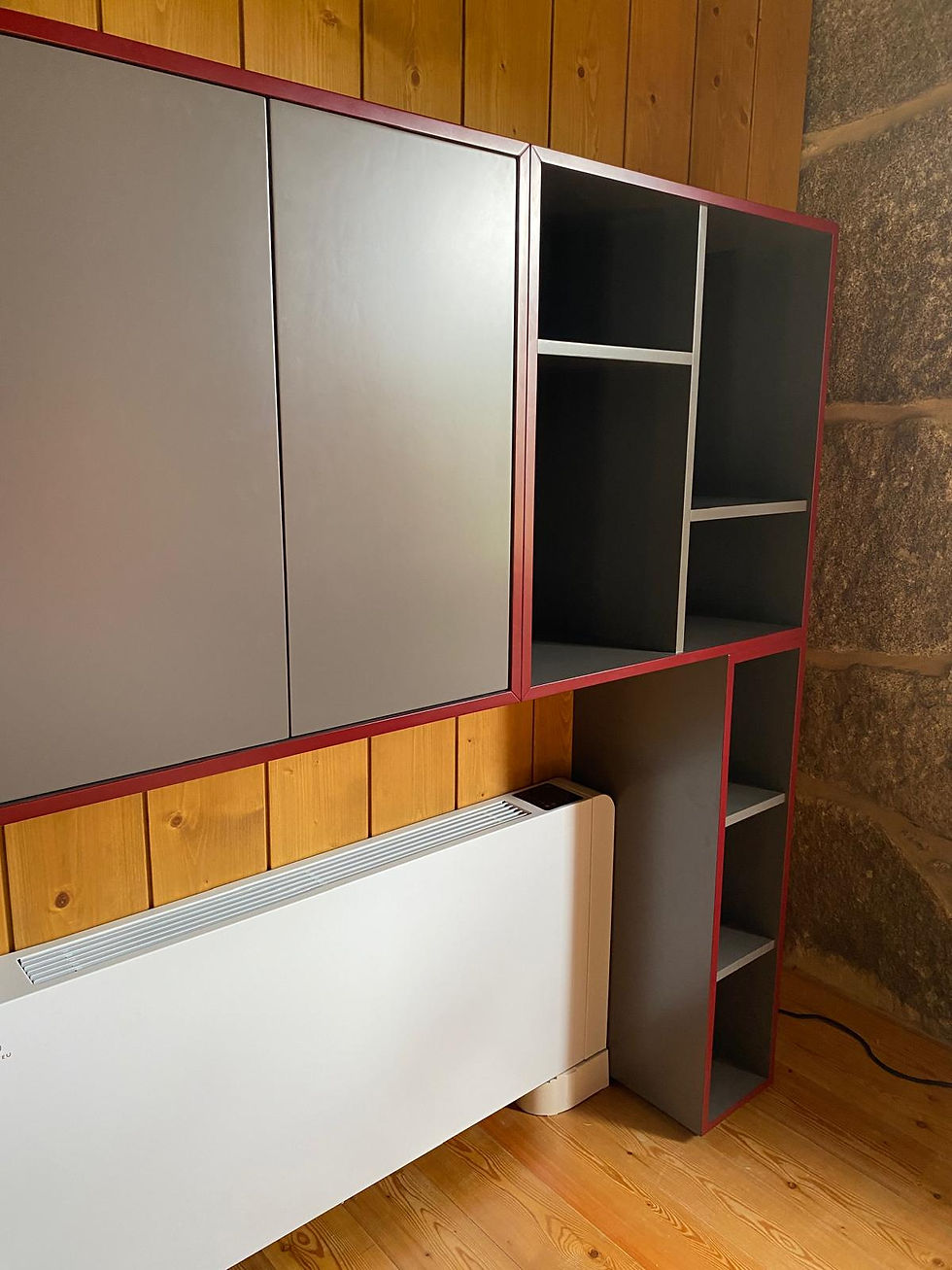 Miniatura: ESTANTE LACADA EM CINZENTO COM RETOQUES EM VERMELHO