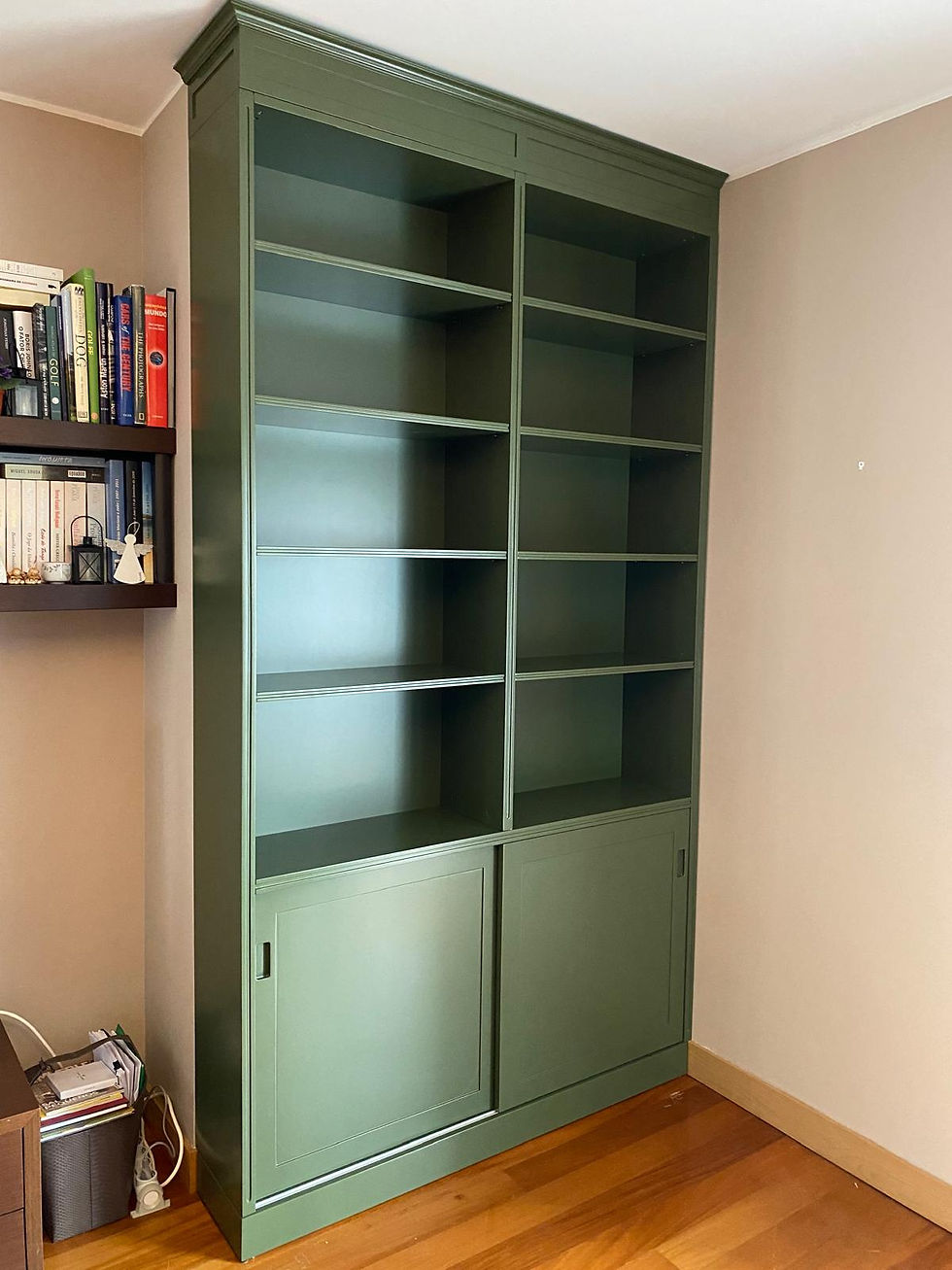 ESTANTE COM PORTAS DE CORRER E PRATELEIRAS LACADO