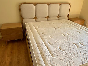 Cama elevatória em madeira de carvalho com cabeceira de gomos e mesinhas de cabeceiras  (5