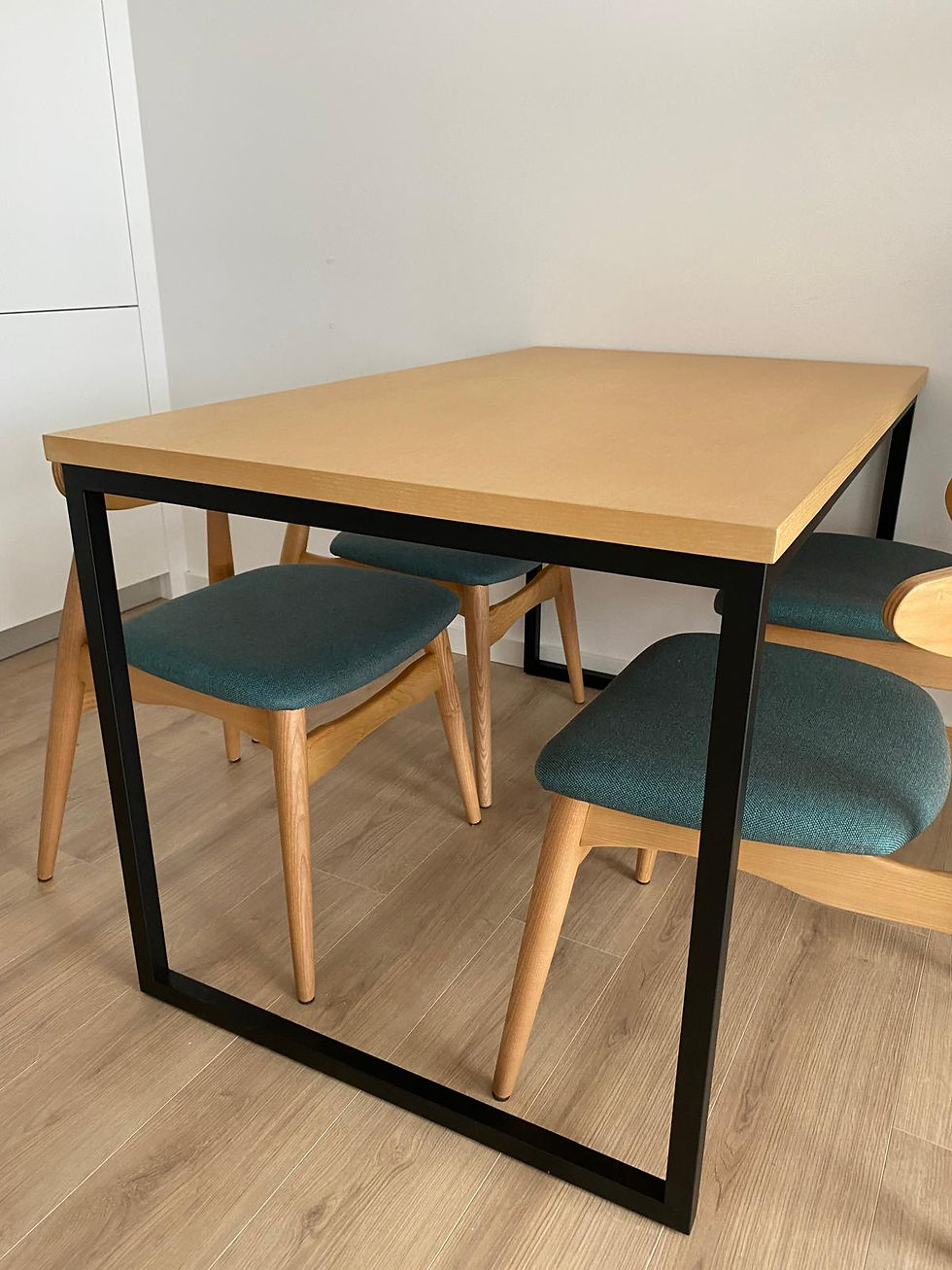Miniatura: MESA EM CARVALHO COM BASE PRETA