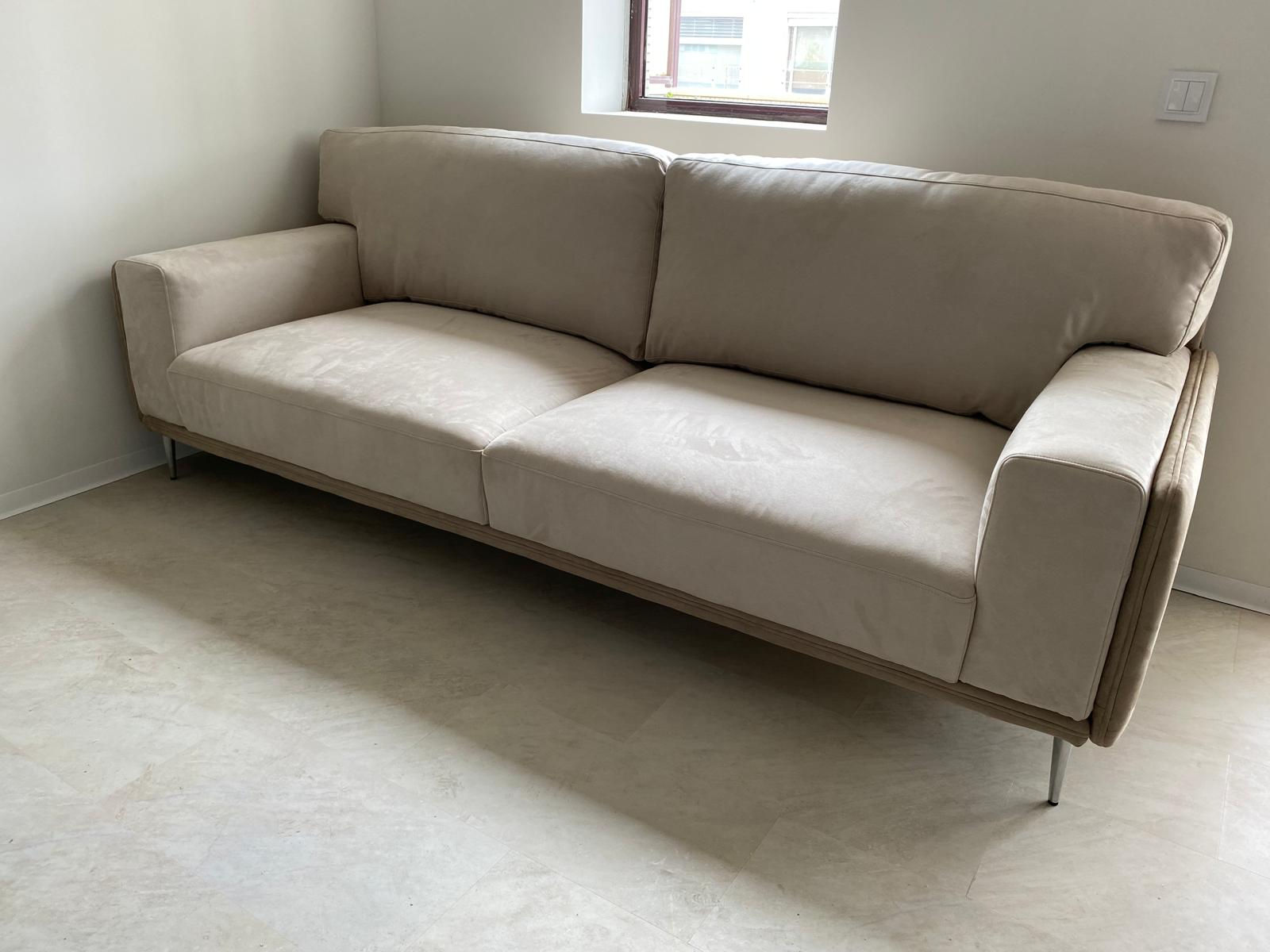 SOFÁ EM TECIDO BEGE E CASTANHO COM PÉS INOX