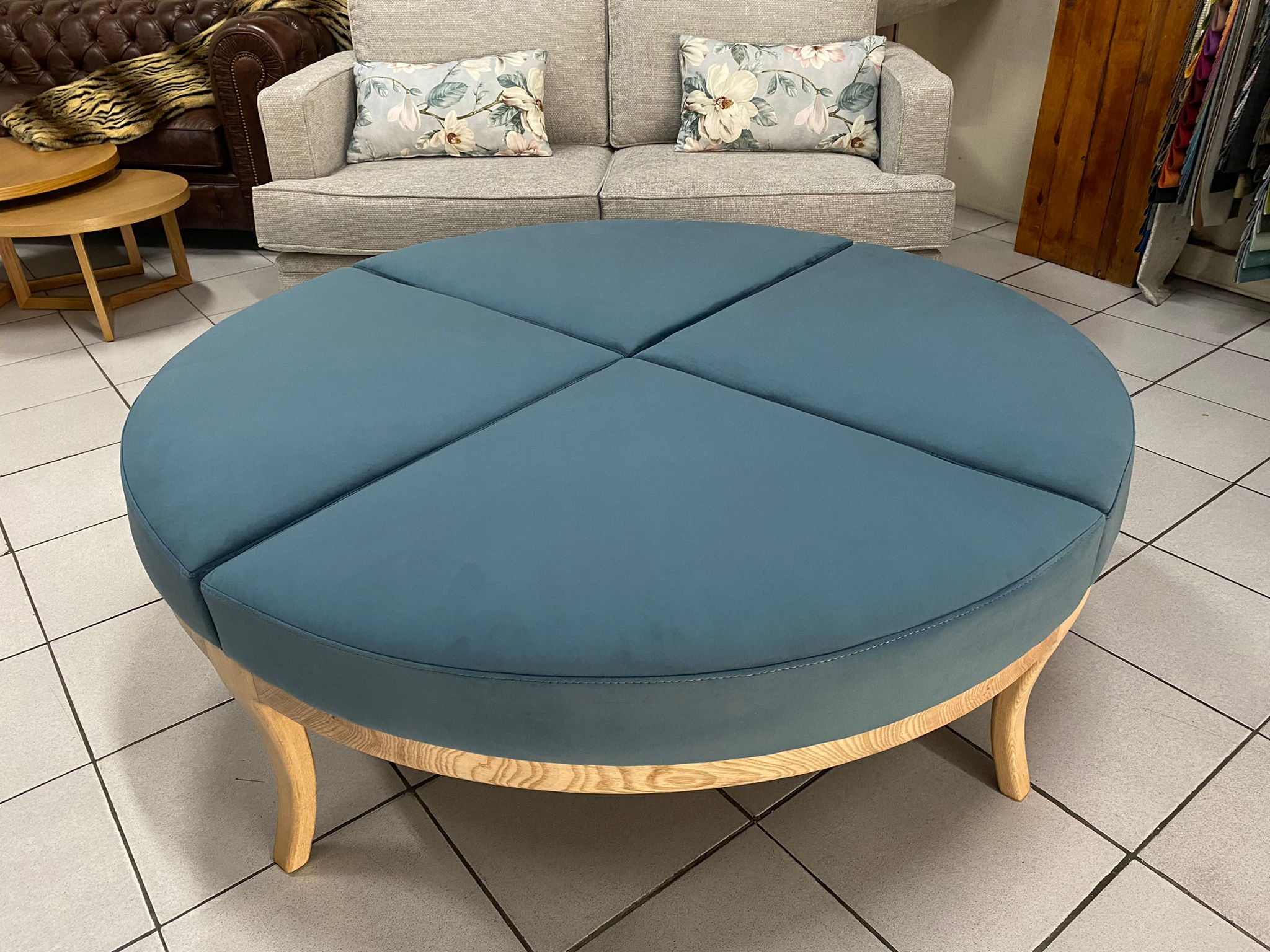 BANQUETA EM TECIDO VELUDO AZUL E BASE EM MADEIRA