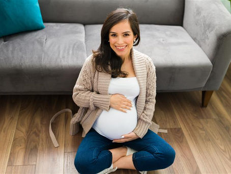 Dudas comunes mamás primerizas, mujer embarazada esperando bebé recién nacido