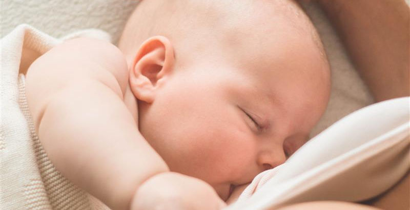 Lactancia Materna, bebé amamantandose de su mamá