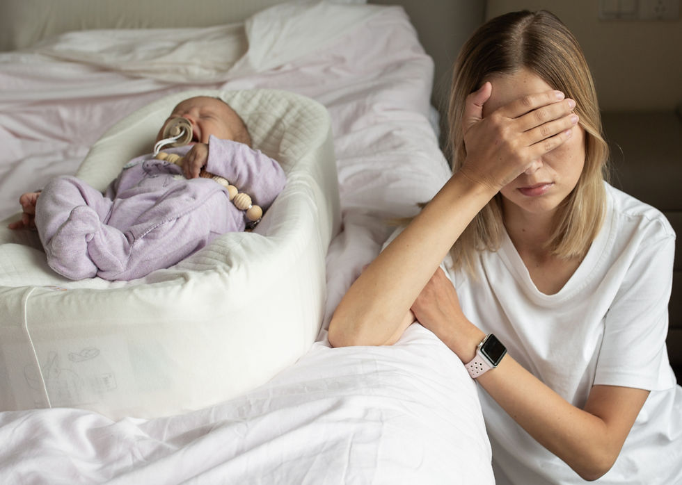madre con bebé recién nacido, cansada lactancia materna, agotamiento burnout, autocuidado postparto