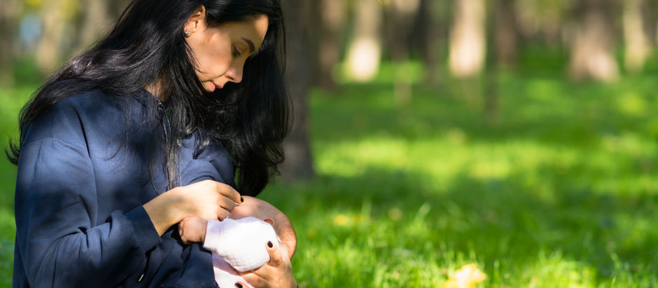Mamá cariñosa con bebé, iniciar lactancia materna exitosa, técnicas y posiciones de lactancia