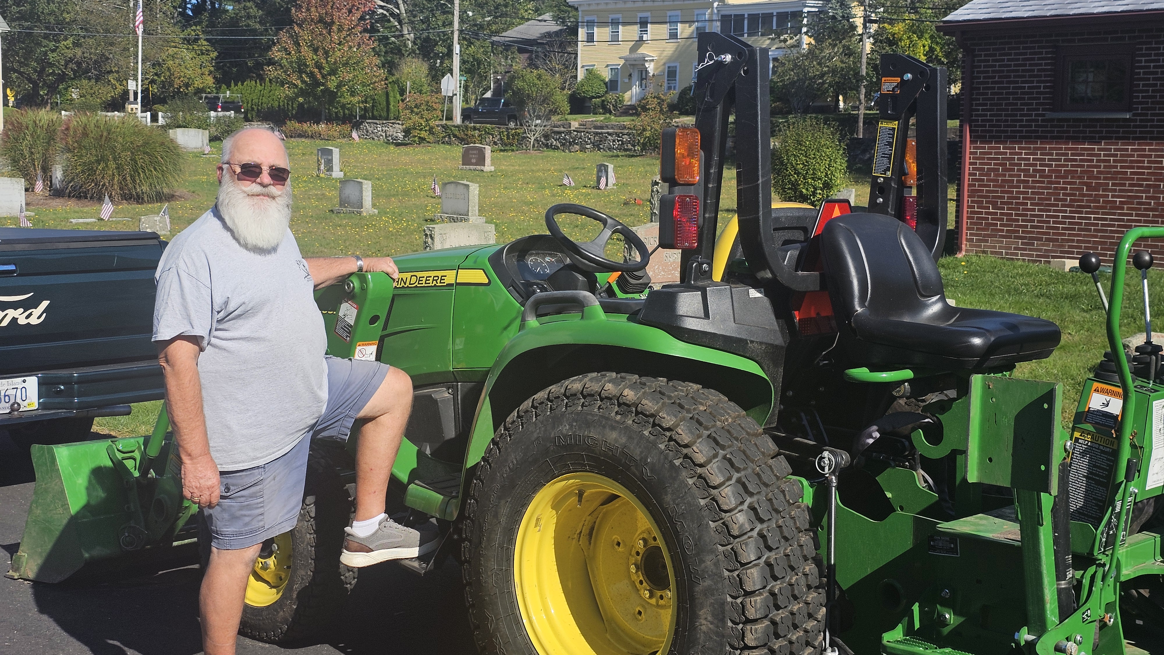 danny moone working eAST GREENWICH CEMETERY.jpg