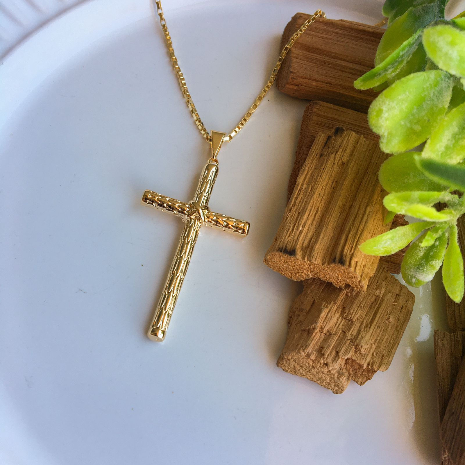 Pingente Cruz Tronco Madeirado