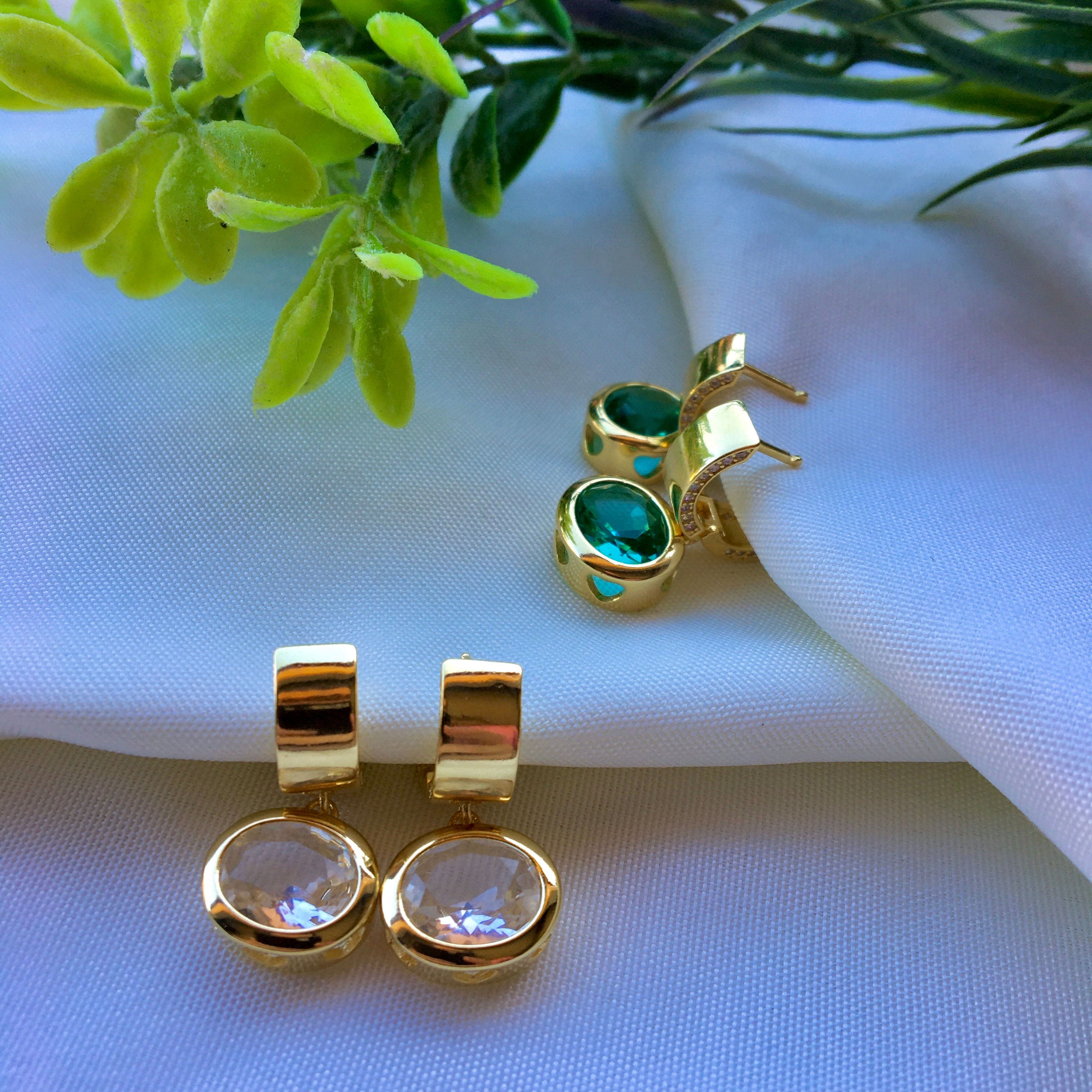 BR Argola Grossa Lateral Cravej. Pedra Translúcida