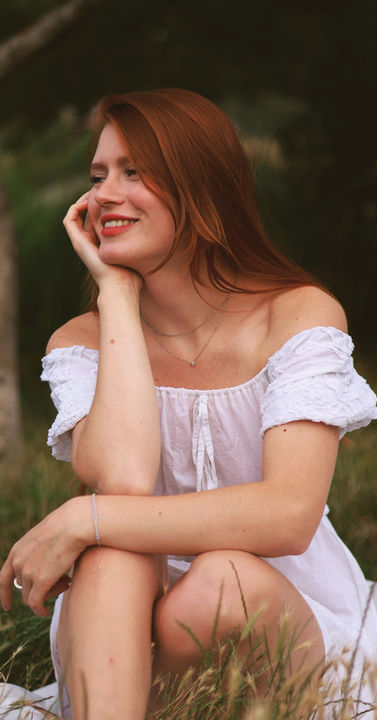 Femme souriante et épanouie, symbole de confiance et de légèreté retrouvées après un burn-out.