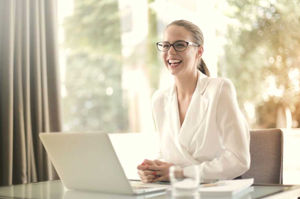 Femme épanouie souriante à son bureau illustrant l'épanouissement professionnel retrouvé sans changer de métier après un burn-out