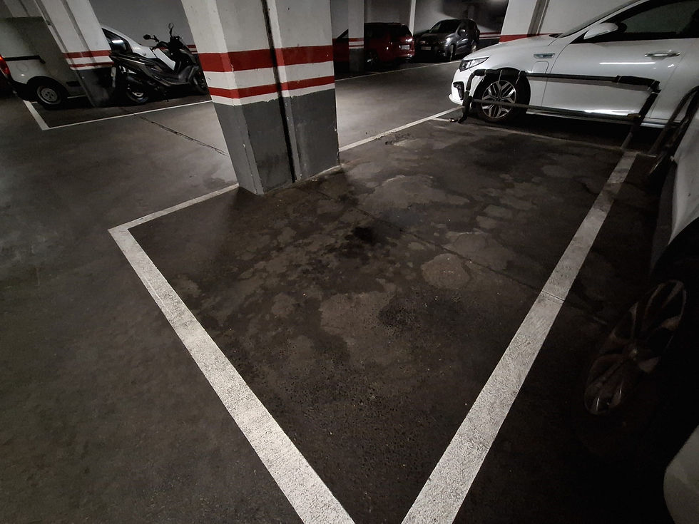 Plaza de aparcamiento subterráneo vacía con pilar