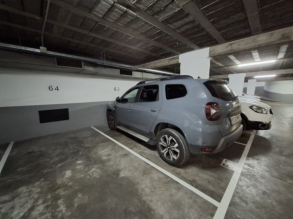 Plaza de garaje subterráneo con coche gris, número 64.