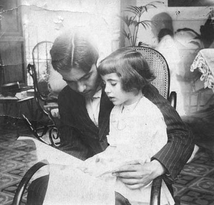 Federico García Lorca con su hermana Isabel en Granada en 1914