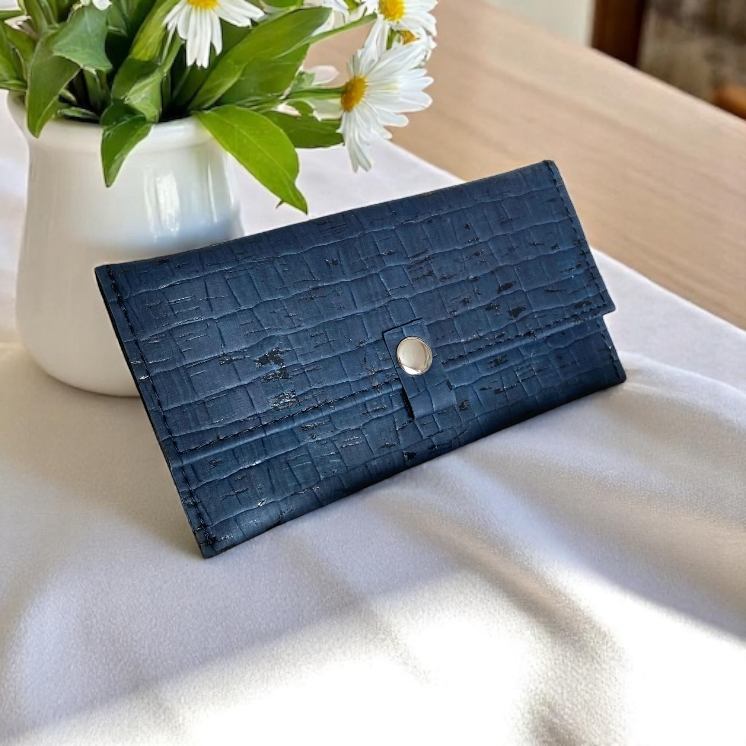 Dámská peněženka z přírodního korku s imitací krokodýlí kůže v modré barvě, ručně vyrobená