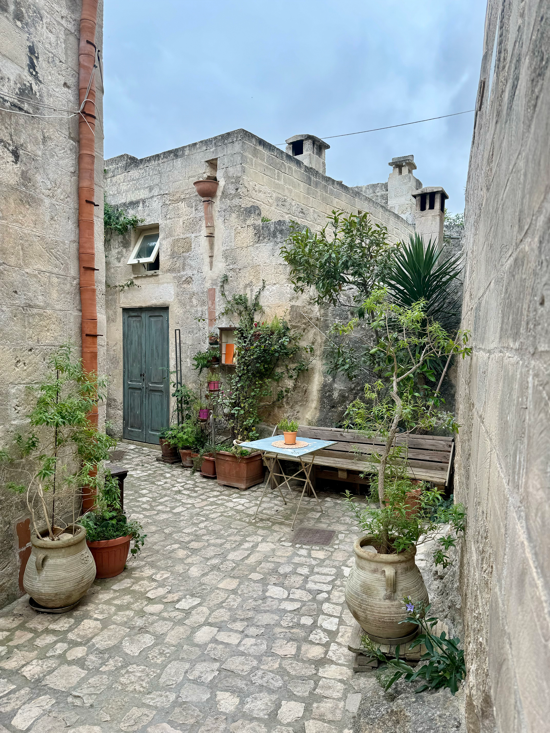a narrow alleyway in Matera