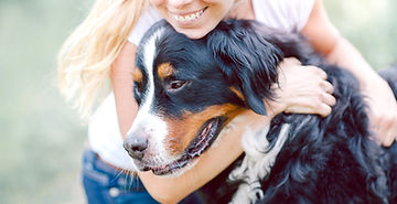 Mujer que abraza el perro