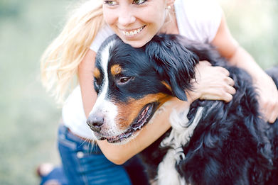 Femme étreignant chien