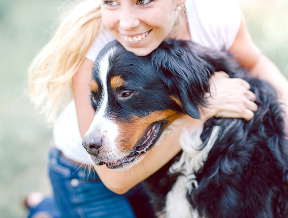 Kvinna kramar Dog
