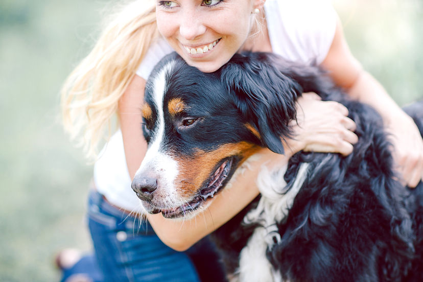 Vrouw knuffelen Hond