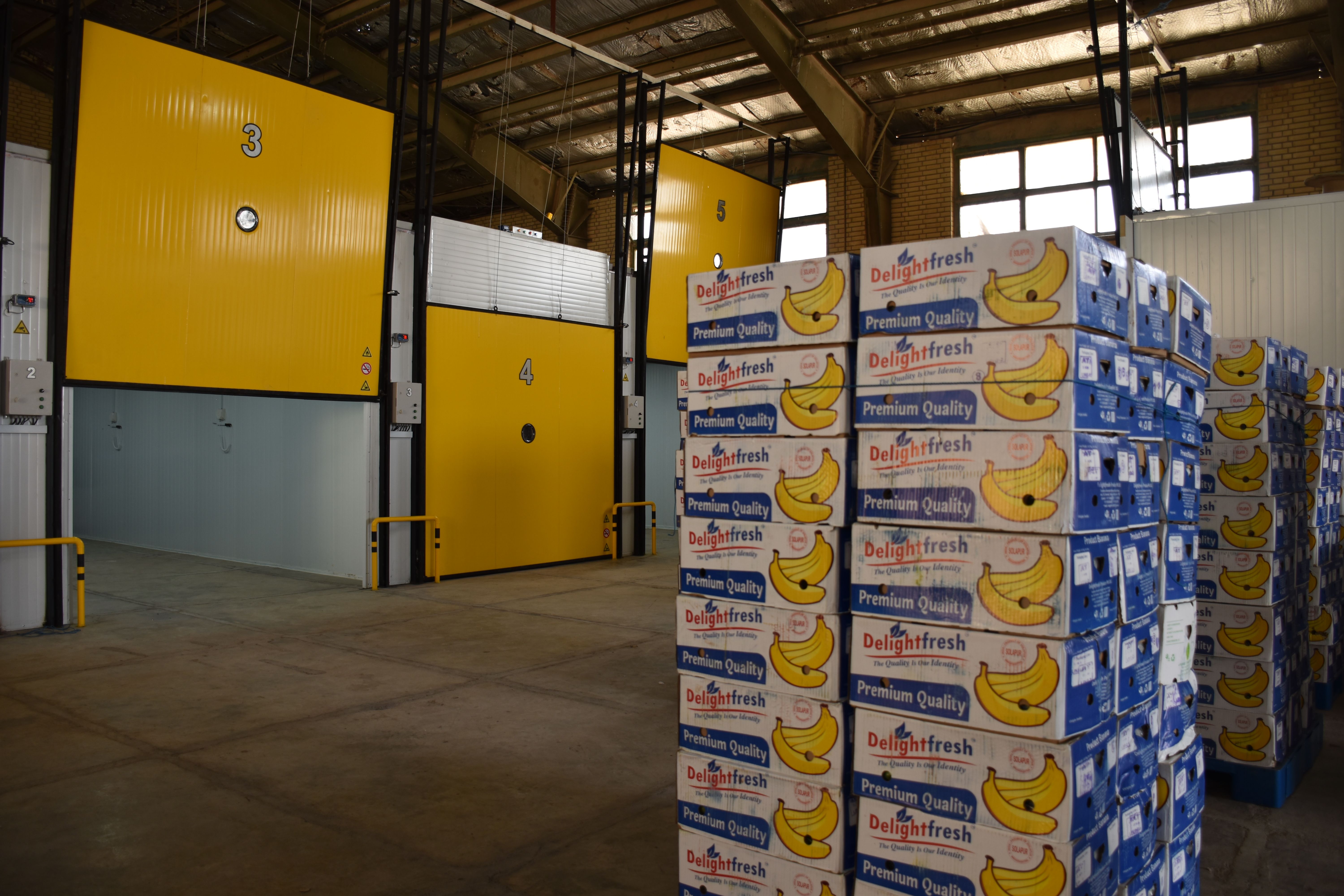 Insulated produce storage chambers in a commercial ripening facility